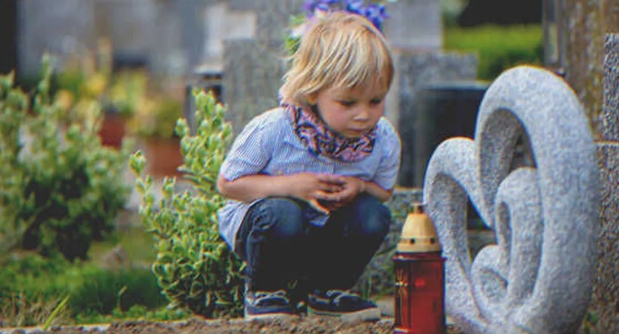 Junge befürchtet, dass sein begrabener Vater Angst vor der Dunkelheit hat, bringt Kerze zu seinem Grab und sieht dort einen Brief - Story des Tages